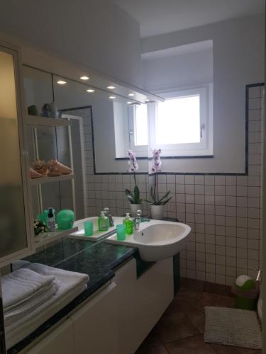 y baño con lavabo y espejo. en Ori Villa Oriana, en Baveno