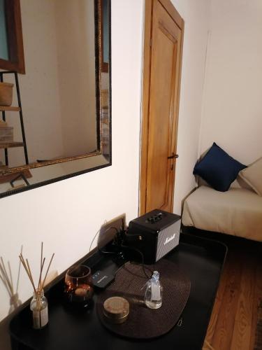 a room with a desk with a computer on it at la casetta in Sassari
