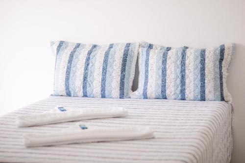 a bed with two towels on it with a pillow at Pousada Refúgio das Estrelas - Vista para o Mar in Ilhabela