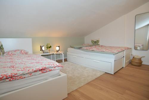 Giường trong phòng chung tại Ferienwohnung Innsbruck-Vill