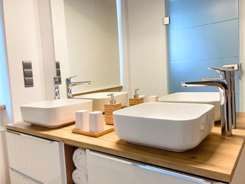a bathroom with two sinks and a mirror at APARTMENTS zum Wohlfühlen MARIAZELL in Mariazell