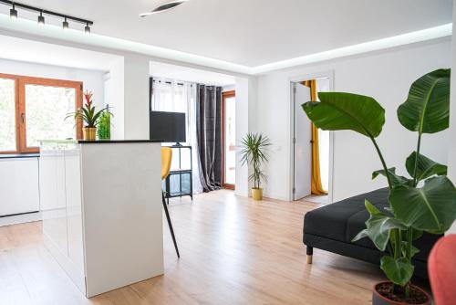 sala de estar con sofá y TV en Laura Apartment Campanar, en Valencia