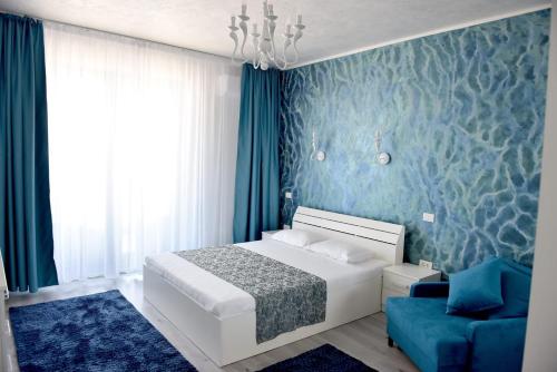 um quarto com uma cama e uma parede azul em Turquoise by the sea em Constança