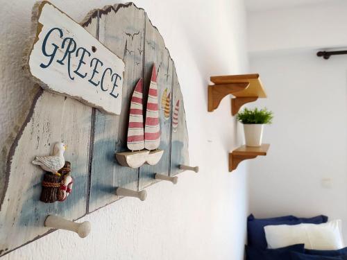 Skála Nikíta的住宿－Seaside Villa Clio，墙上有 ⁇ 子读的标牌的房间