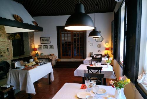 un restaurante con dos mesas con manteles blancos en Quinta da Travessa - Douro, en Covelinhas