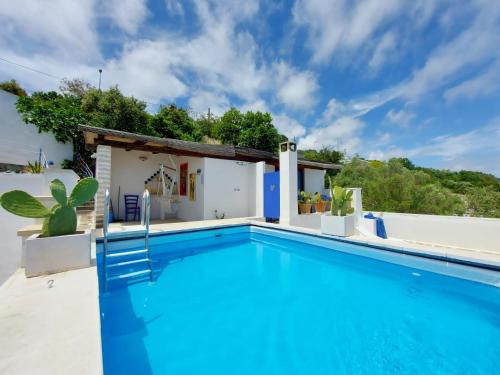 eine Villa mit einem Pool und einem Haus in der Unterkunft BLU SUITE COTTAGE SUL MARE e SWIMMING POOL in Tricase