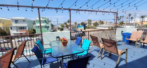 a patio with a table and chairs on a balcony at Beachwalker Inn & Suites in Pismo Beach