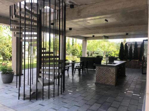 Taman di luar RestCoast Villa