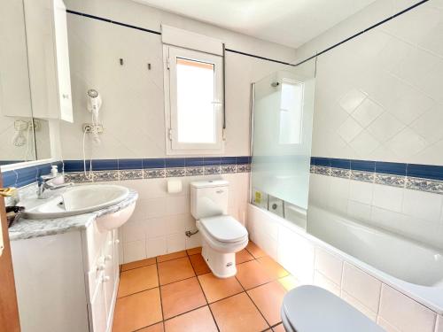 ein Badezimmer mit einem WC, einem Waschbecken und einer Badewanne in der Unterkunft Casitas Sierra de Libar in Montejaque