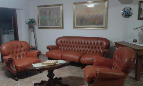 a living room with two leather chairs and a couch at in COLLINA di Reggio Calabria villetta in Orti