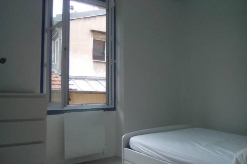 - une chambre avec un lit et une fenêtre avec un bâtiment dans l'établissement Old Nice Center last stage, à Nice