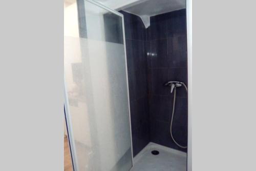 une douche avec une porte vitrée dans une salle de bain dans l'établissement Old Nice Center last stage, à Nice