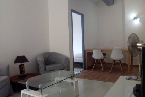 - un salon avec une table en verre et un miroir dans l'établissement Old Nice Center last stage, à Nice