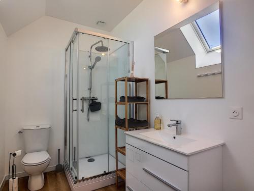 La salle de bains est pourvue d'une douche, d'un lavabo et de toilettes. dans l'établissement petite maison proche centre ville, à Bréhal