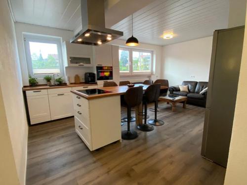a kitchen and living room with a table and chairs at Ferienwohnung im Stadtzentrum in Oberstaufen