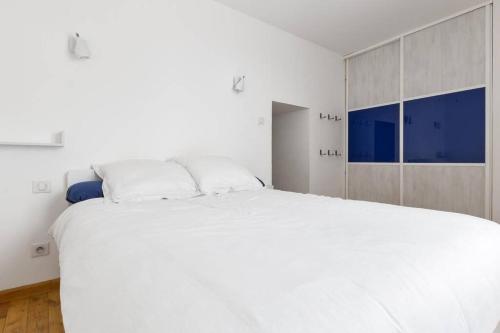 a white bedroom with a large white bed and cabinets at Opuntia (Pech) location en Méditerranée in Escales