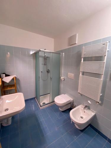 a bathroom with two sinks and a shower and a toilet at Rifugio Ospitale in Cortina dʼAmpezzo