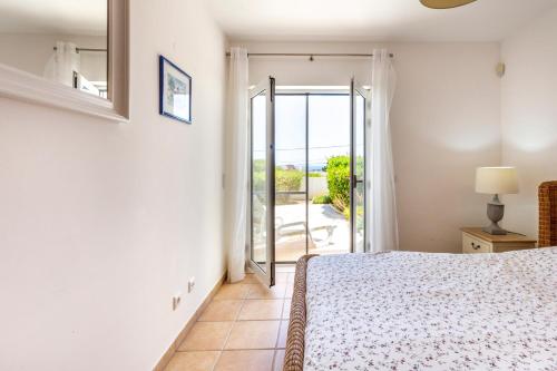 Ένα ή περισσότερα κρεβάτια σε δωμάτιο στο Cozy & Luxurious Getaway - 3 Decks Oceanview & Pool - Sao Jose