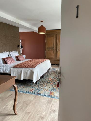 Łóżko lub łóżka w pokoju w obiekcie La Maison Gervaiserie & Spa