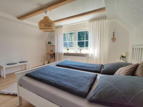 Un dormitorio con una cama con almohadas azules. en Pension Zur Rose, en Bad Peterstal-Griesbach