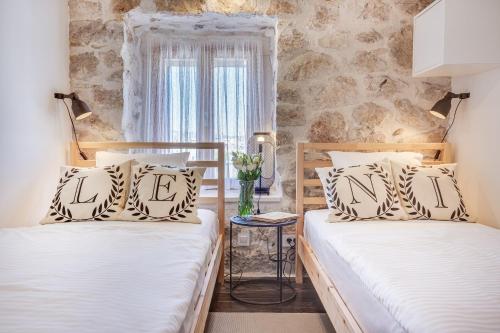 Säng eller sängar i ett rum på Luxury LeNi Guest House