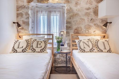 Postel nebo postele na pokoji v ubytování Luxury LeNi Guest House
