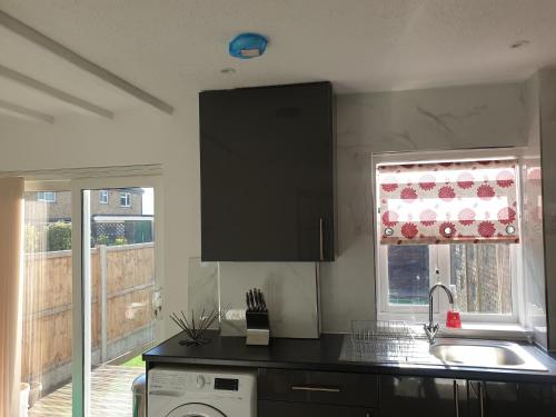 Gambar di galeri bagi JDB Dartford 2-Bedroom House di Dartford