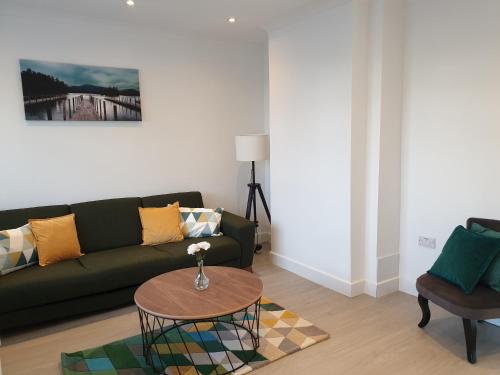 Gambar di galeri bagi JDB Dartford 2-Bedroom House di Dartford