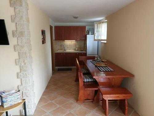 Kuchyňa alebo kuchynka v ubytovaní APARTMANI BAN