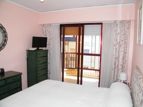 Postel nebo postele na pokoji v ubytování APARTAMENTO SALINAS IV 9º, Mnostrum Playa de Gandía EXCLUSIVO FAMILIAS