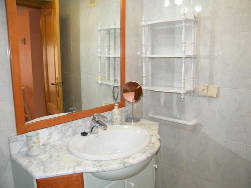 Koupelna v ubytování APARTAMENTO SALINAS IV 9º, Mnostrum Playa de Gandía EXCLUSIVO FAMILIAS