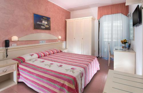 Una cama o camas en una habitación de Hotel Napoleon
