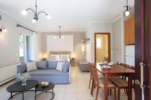 - un salon avec un canapé bleu et une table dans l'établissement Evridiki's Villas, à Agios Nikitas