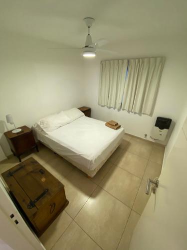 ein Schlafzimmer mit einem Bett und einem Tisch darin in der Unterkunft Excelente SEMIPISO vista al Buen Pastor in Cordoba