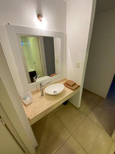 a bathroom with a sink and a mirror at Excelente SEMIPISO vista al Buen Pastor in Cordoba