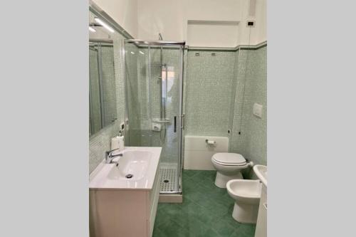 La salle de bains est pourvue d'un lavabo, de toilettes et d'une douche. dans l'établissement San Pietro Loft - appartamento in pieno Centro, à Fondi