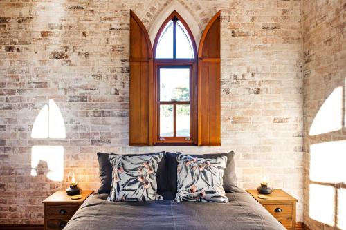 Postel nebo postele na pokoji v ubytování Wilgowrah Church - Wilgowrah - A Country Escape