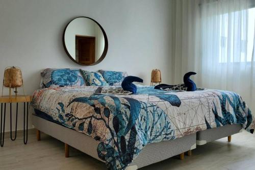 Un pat sau paturi într-o cameră la Samán Residences D3