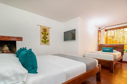 En eller flere senge i et værelse på Ayenda Hotel Casona Santa Rosa