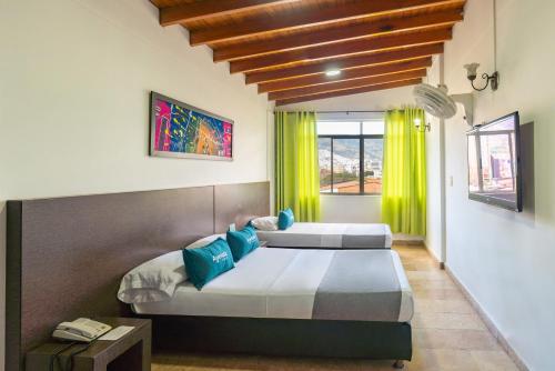 Ein Bett oder Betten in einem Zimmer der Unterkunft Hotel Casa Blanca Laureles