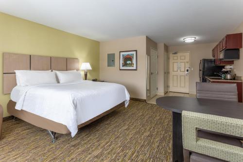 Imagen de la galería de Candlewood Suites South Bend Airport, an IHG Hotel, en South Bend