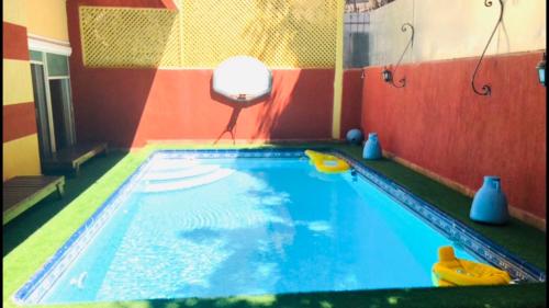 una piscina con un juguete en el medio en Bianki vip villa, en Alejandría