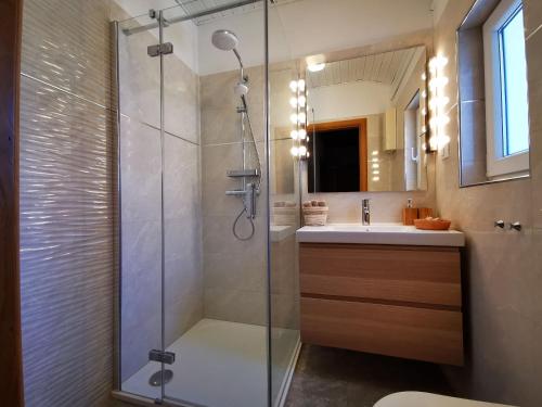 uma casa de banho com um chuveiro e um lavatório. em Apartments Zuppy em Crikvenica