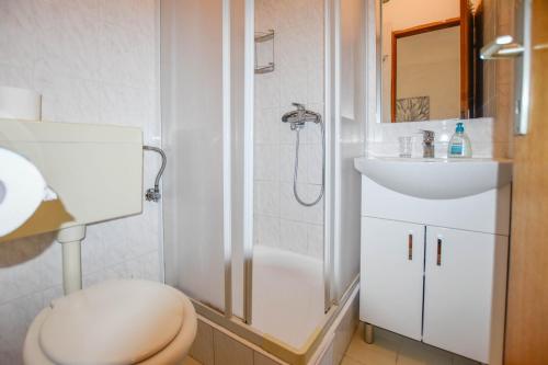 Ένα μπάνιο στο Apartments Jacqueline