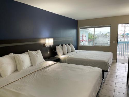 Katil atau katil-katil dalam bilik di Seaside Sands Inn