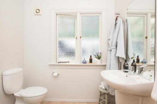 Un baño de Cedar House
