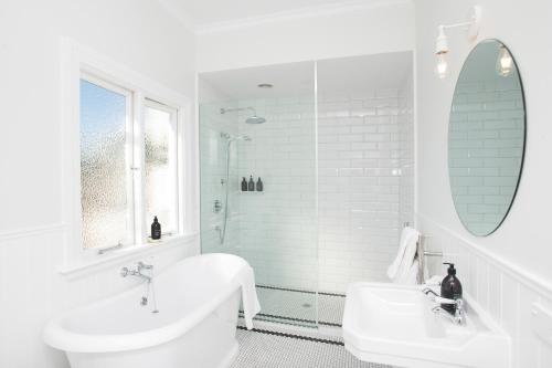 Un baño de Cedar House