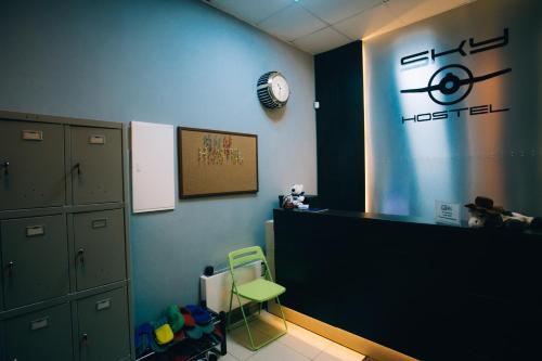 エカテリンブルクにあるSky Hostelのデスクと時計付きの教室が備わる客室です。