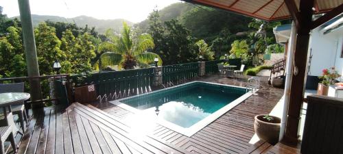 Der Swimmingpool an oder in der Nähe von Chalets Des Vacances