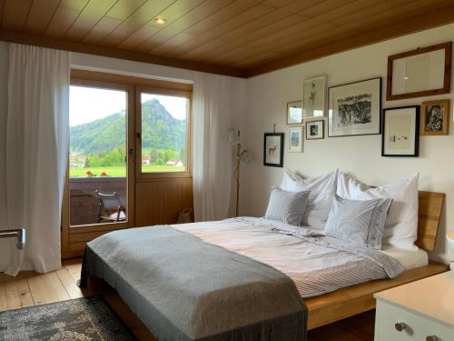 克森的住宿－Haus Bichler，一间卧室设有一张大床和一个窗户。